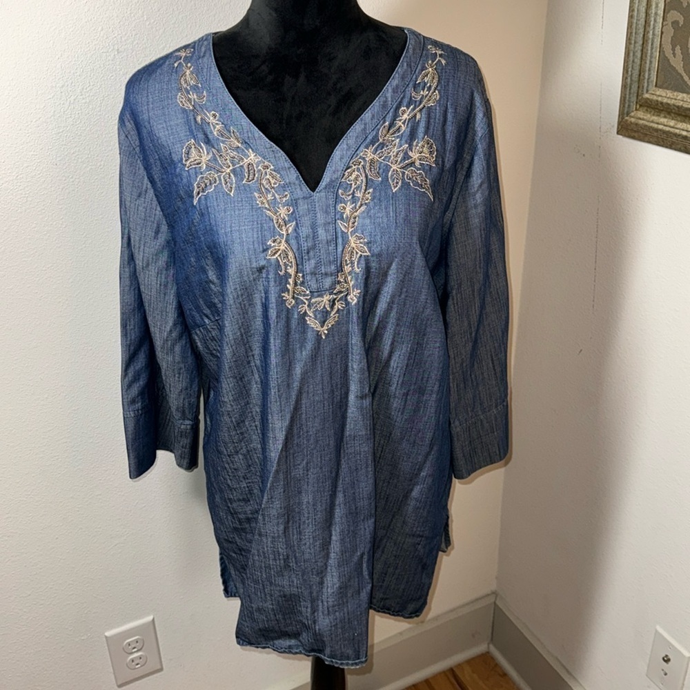 Chico’s chambray embroidered‎ beaded floral V neck 3/4 sleeves tunic blouse Sz L - Picture 2 of 6